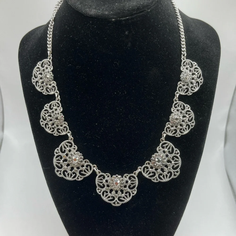 Stunning vintage silver tone filigree ornate chic bib necklace gray rhinestones